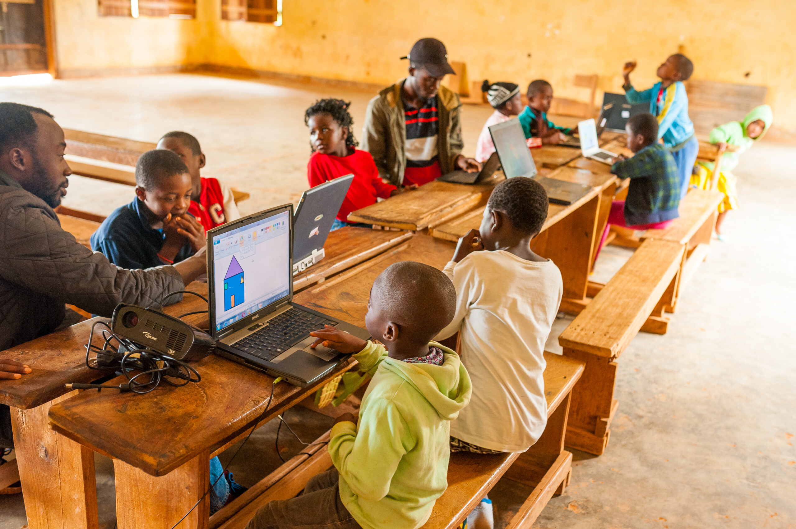La importancia de la alfabetización digital y el empoderamiento de los niños y niñas en el continente africano