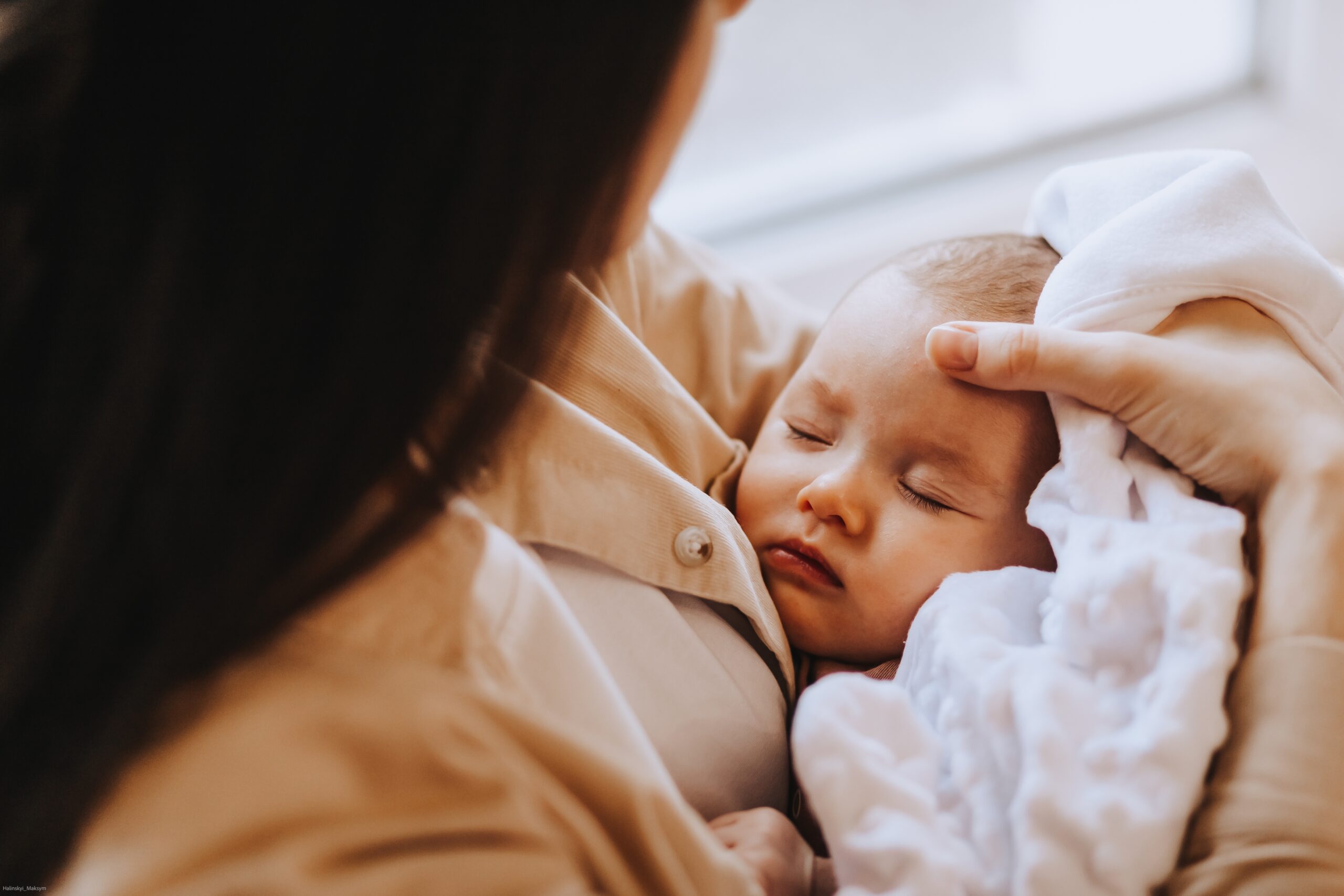 Young,Brunette,Mom,And,Her,Newborn,Baby,In,Her,Arms,