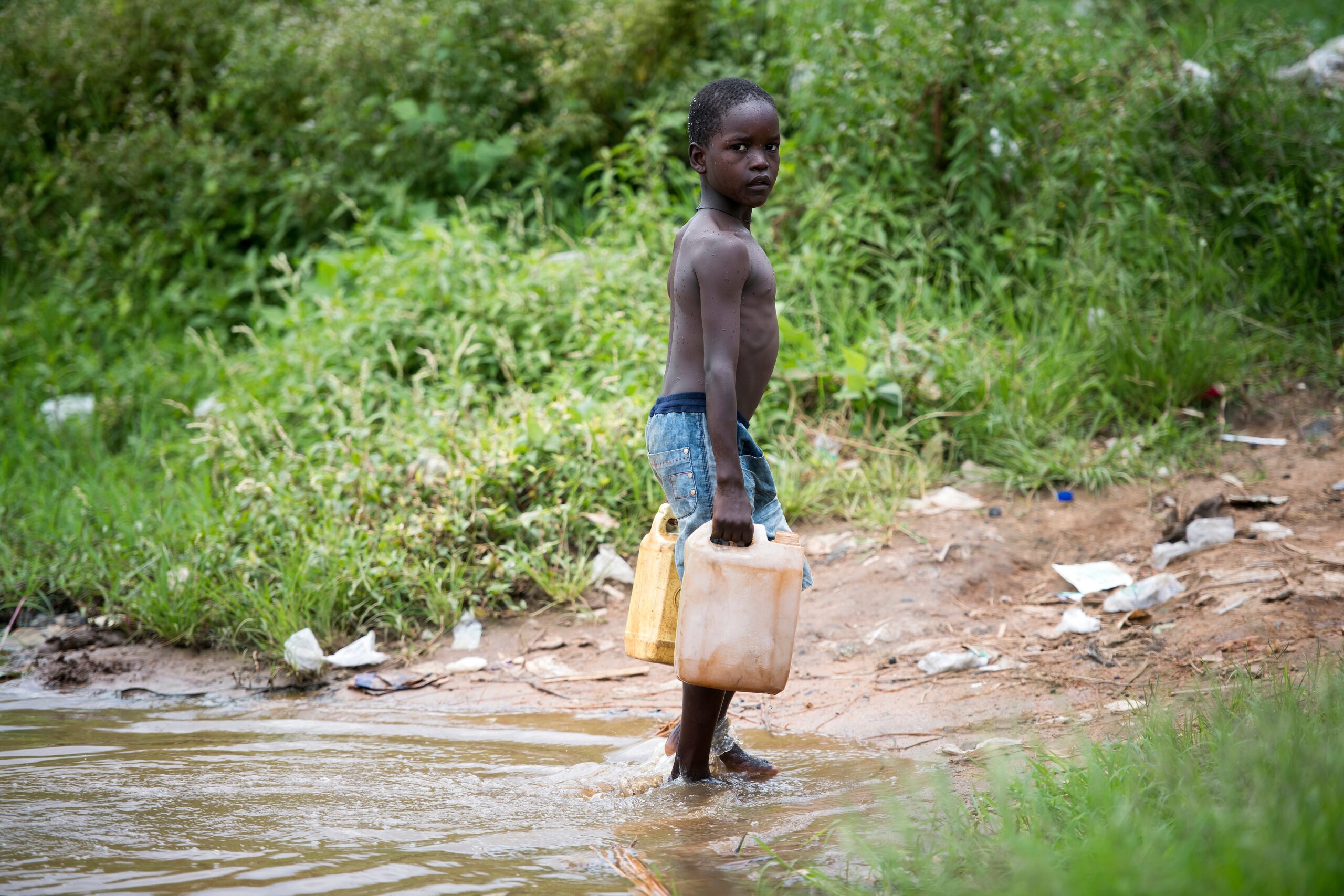 La explotación del petróleo crudo en Uganda y sus repercusiones sobre los derechos del niño