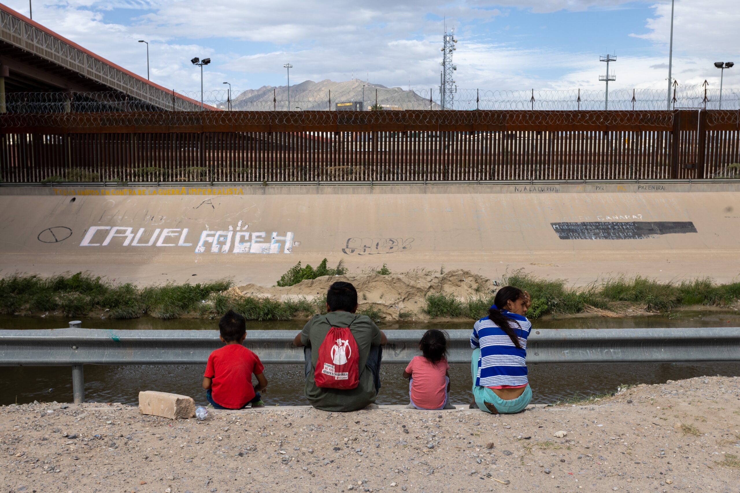 La detención de niños migrantes en campamentos a lo largo del desierto de la frontera entre México y Estados Unidos