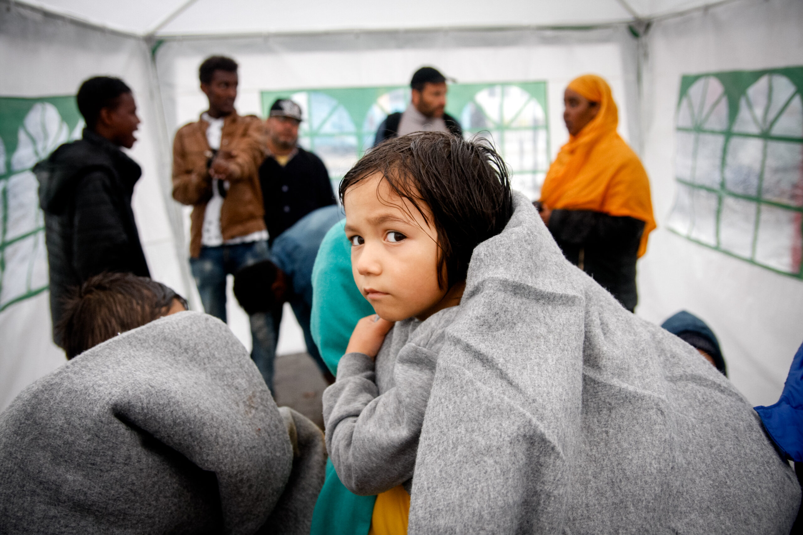 Niños en procedimientos fronterizos y de asilo: Invisibilidad y tratamiento como adultos