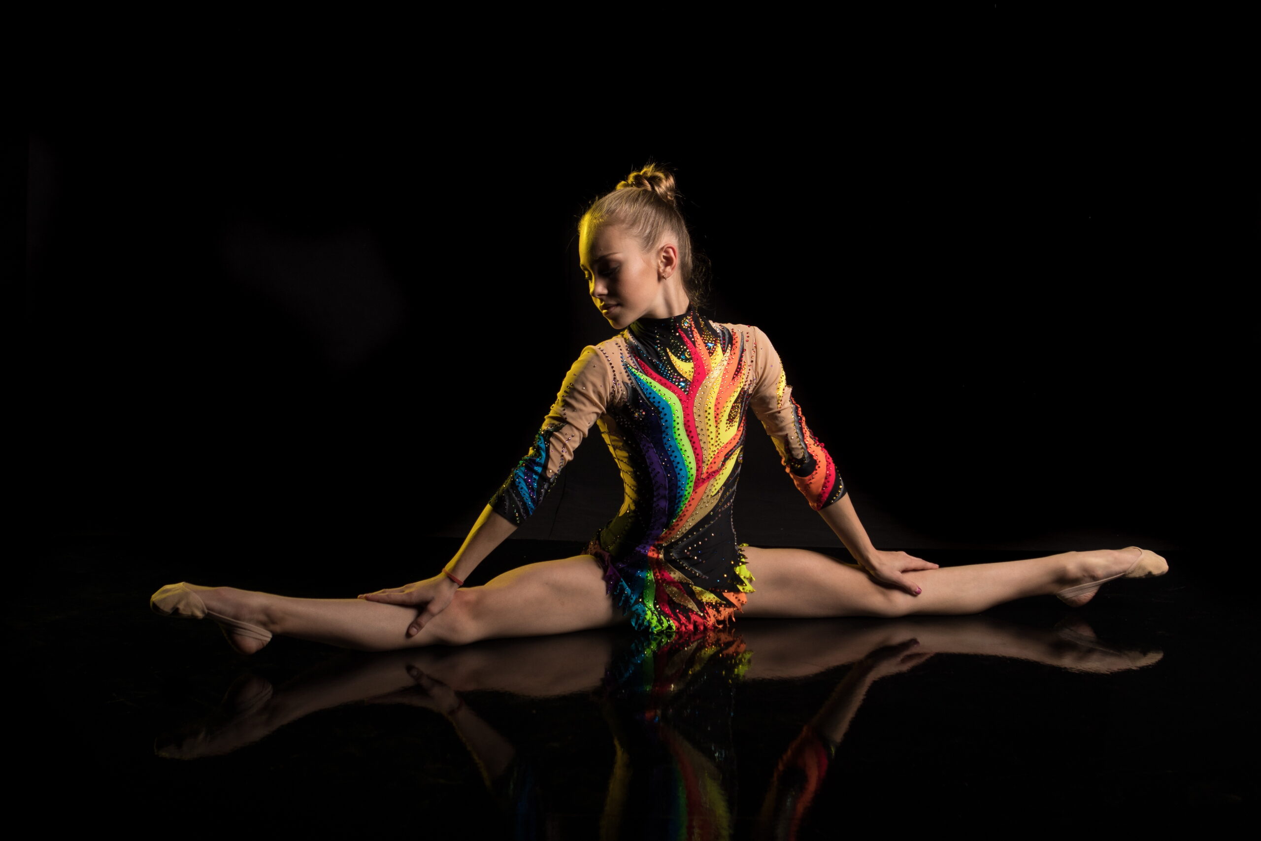 A,Young,Girl,Athlete,Gymnast,Performs,Acrobatic,Elements,On,A